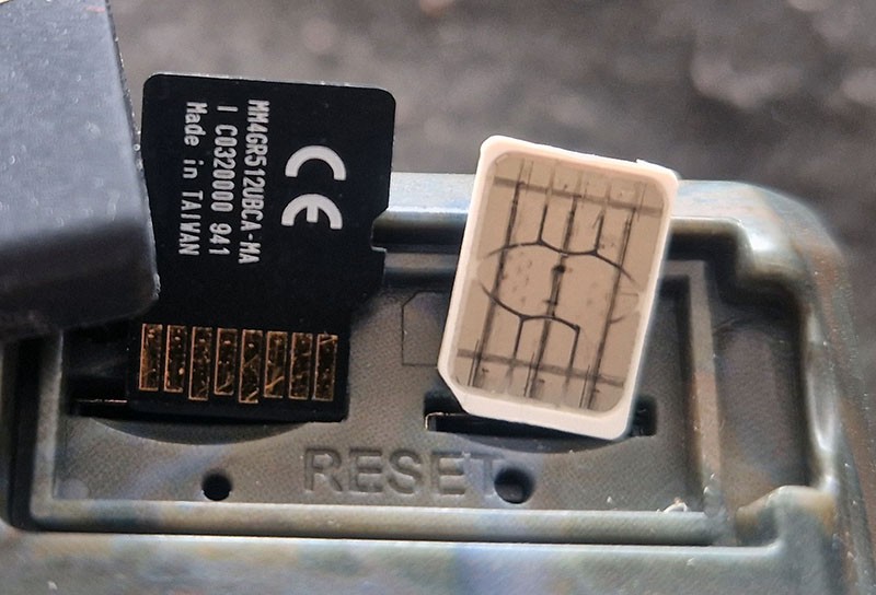 H2 vadkamera SIM és SD behelyezés